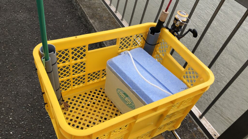 原付バイクを釣り仕様に改造、カゴをつけてクーラーも釣り竿も運べます。