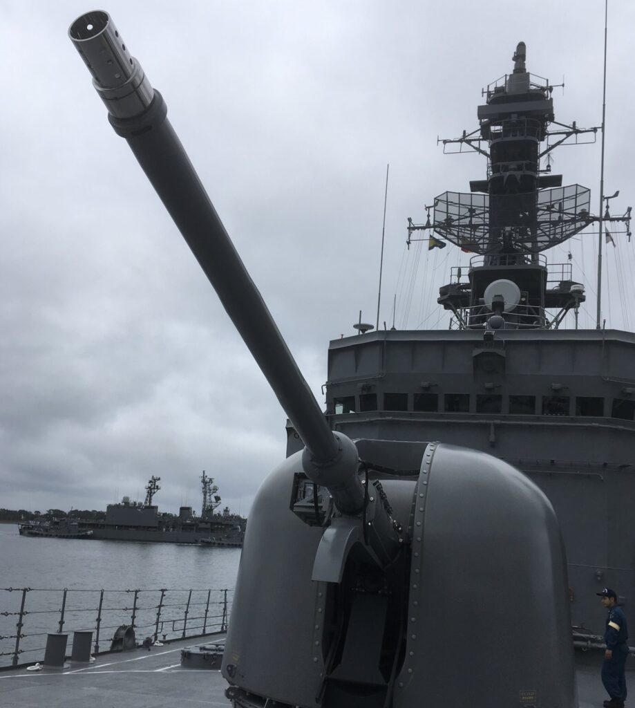 青森県下北半島の海上自衛隊で停泊中の護衛艦の主砲