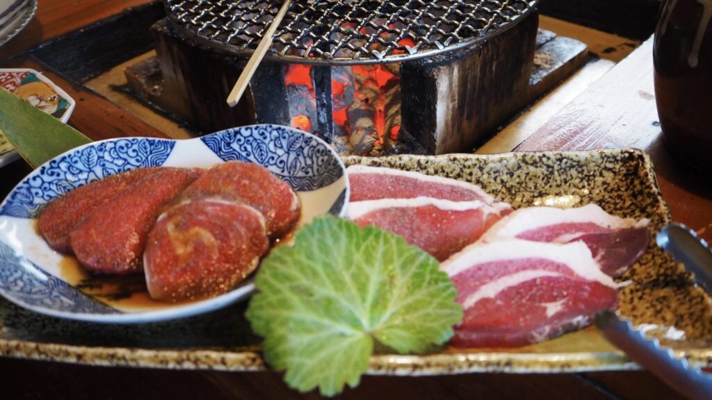 南房総の山の中にある炭火焼き山海料理のお店、隠れ屋敷・典膳で提供されるイノシシ肉