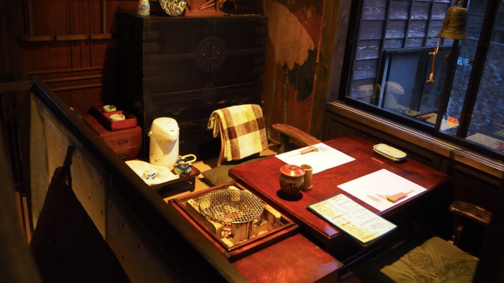 南房総の山の中にある炭火焼き山海料理、隠れ屋敷・典膳の店内、客席