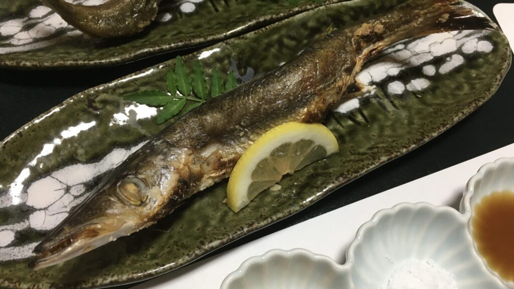 南房総の弁天鉱泉で出てきた料理、カマスの塩焼き