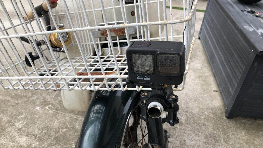 原付バイクを釣り仕様に改造、走行中の撮影もできます。