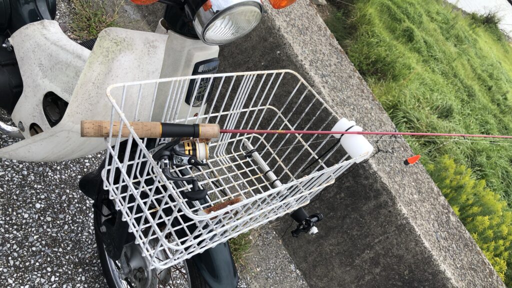前カゴには簡易的な竿掛け、原付バイクを釣り仕様に改造
