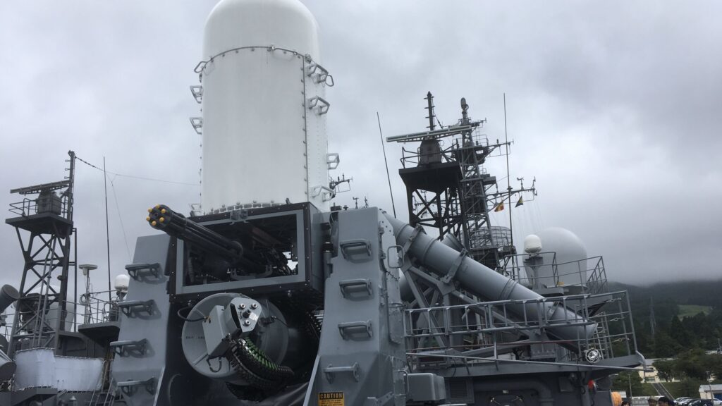 青森県下北半島の海上自衛隊に停泊中の護衛艦、ファランクス、近接防御火器