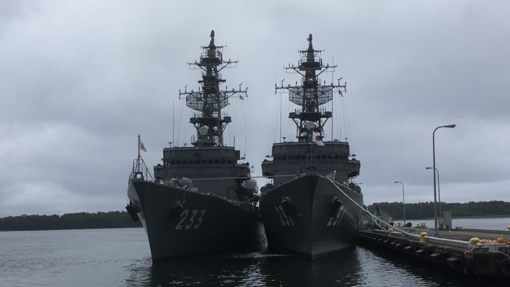 青森県下北半島の海上自衛隊に停泊中の護衛艦