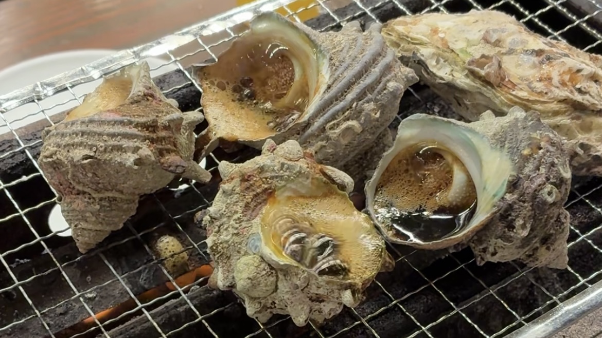 館山の浜焼き屋での貝焼き、サザエ