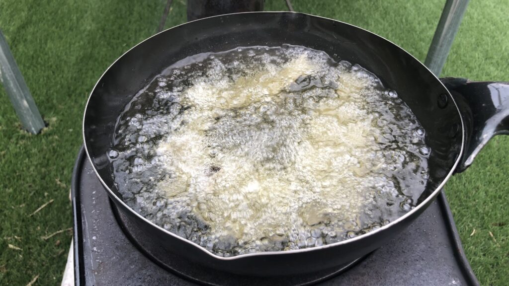 薪ストーブで揚げ物