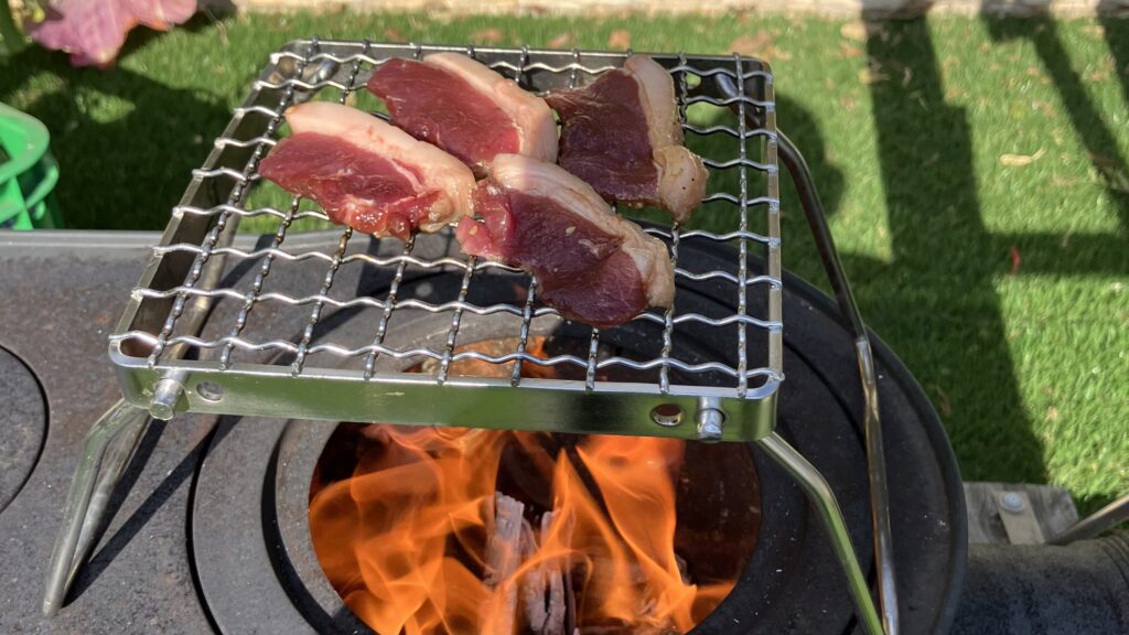 薪ストーブでイノシシのロースの網焼き