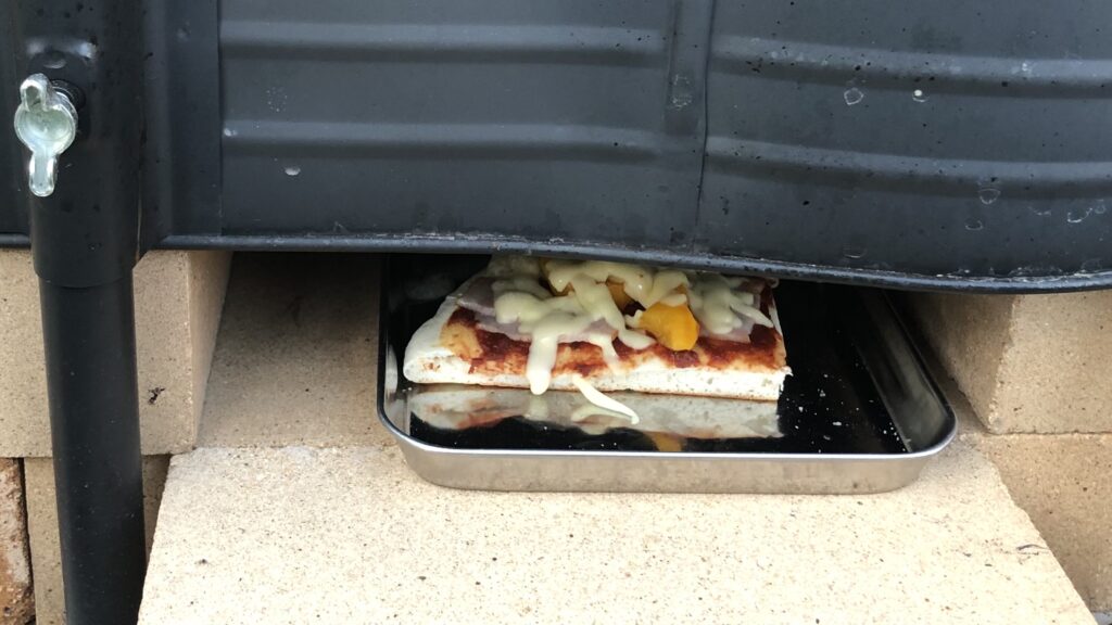 薪ストーブでピザ