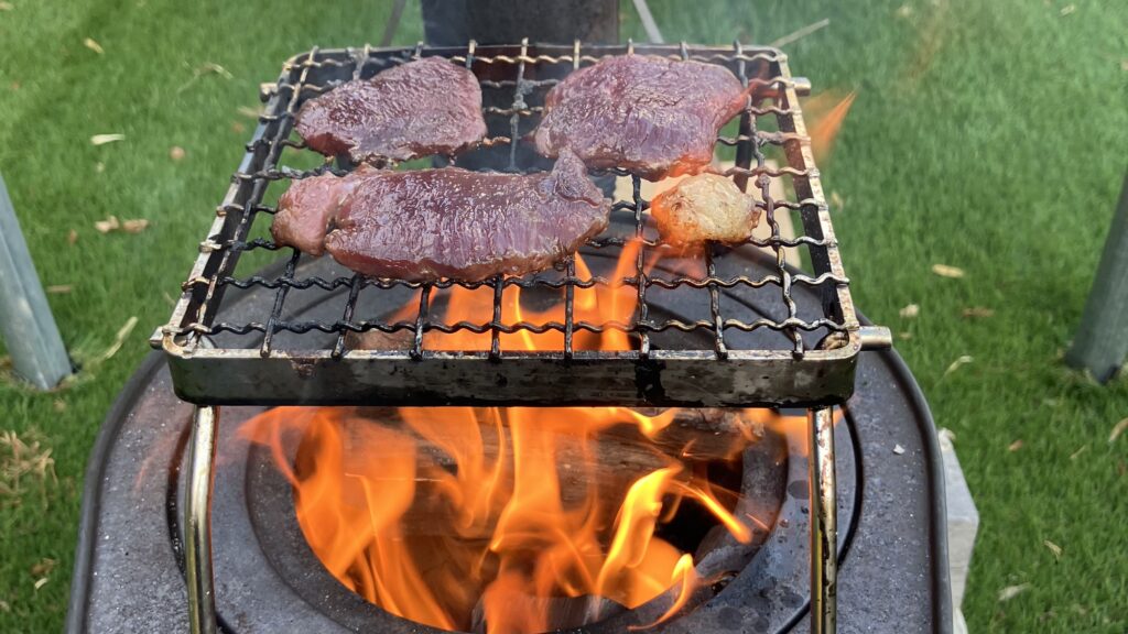 薪ストーブで鹿肉の網焼き
