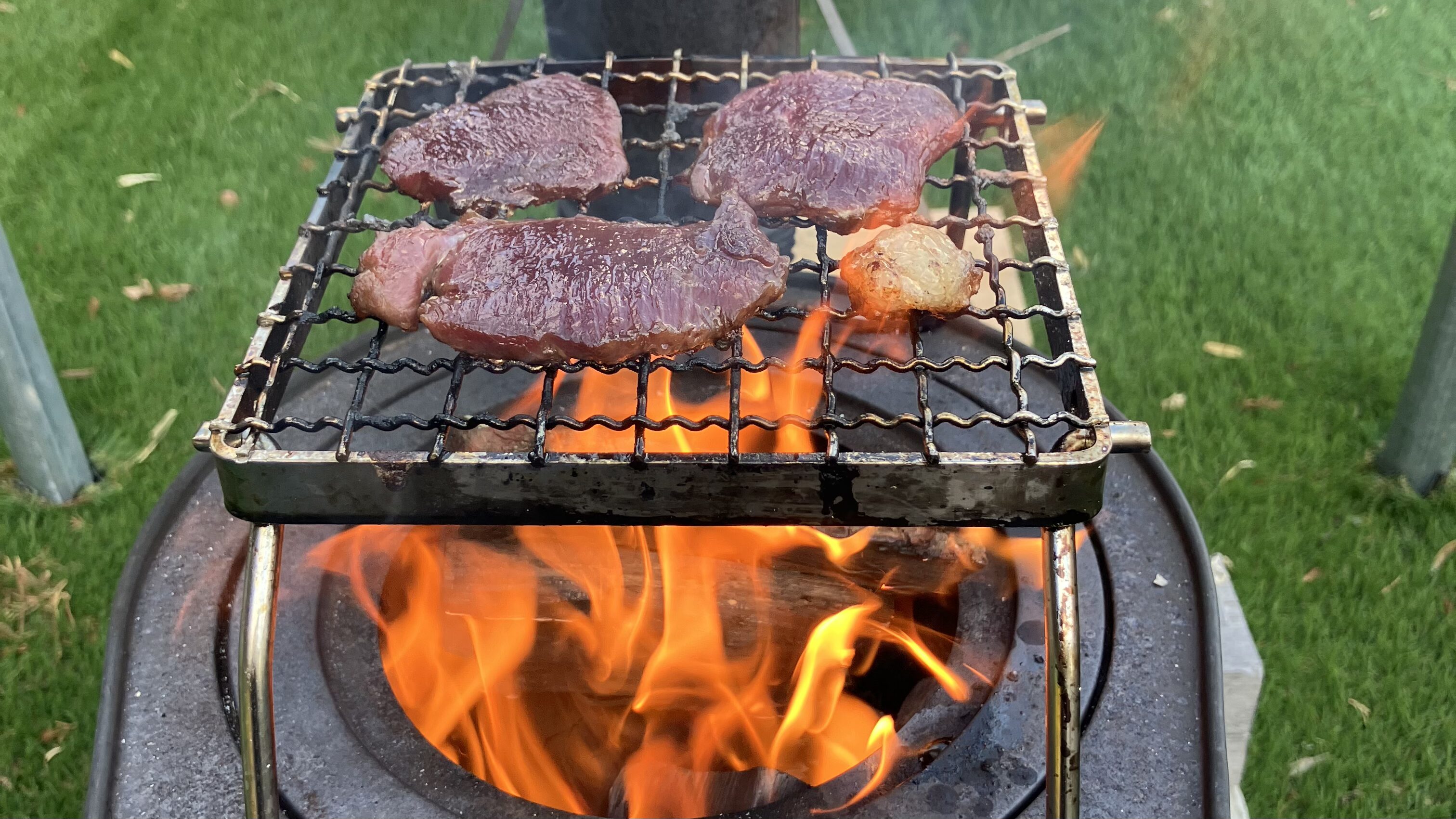 薪ストーブで鹿肉の網焼き