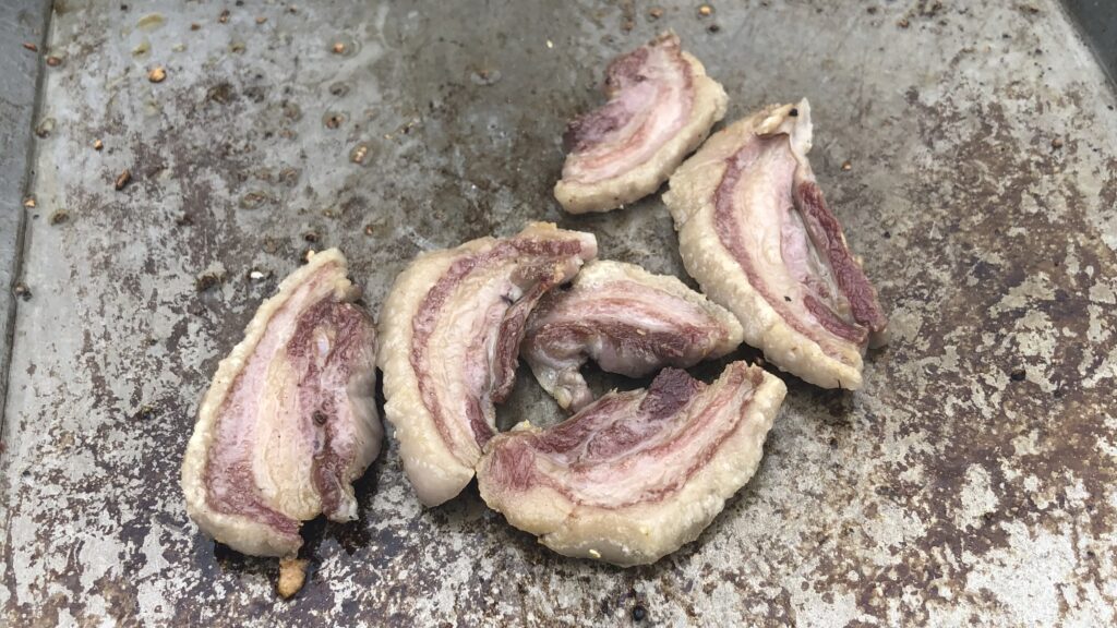 薪ストーブでイノシシのバラ肉の鉄板焼き