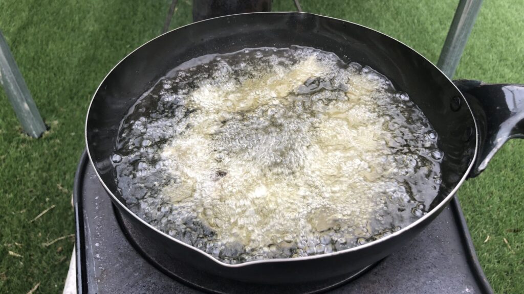 薪ストーブで揚げ物