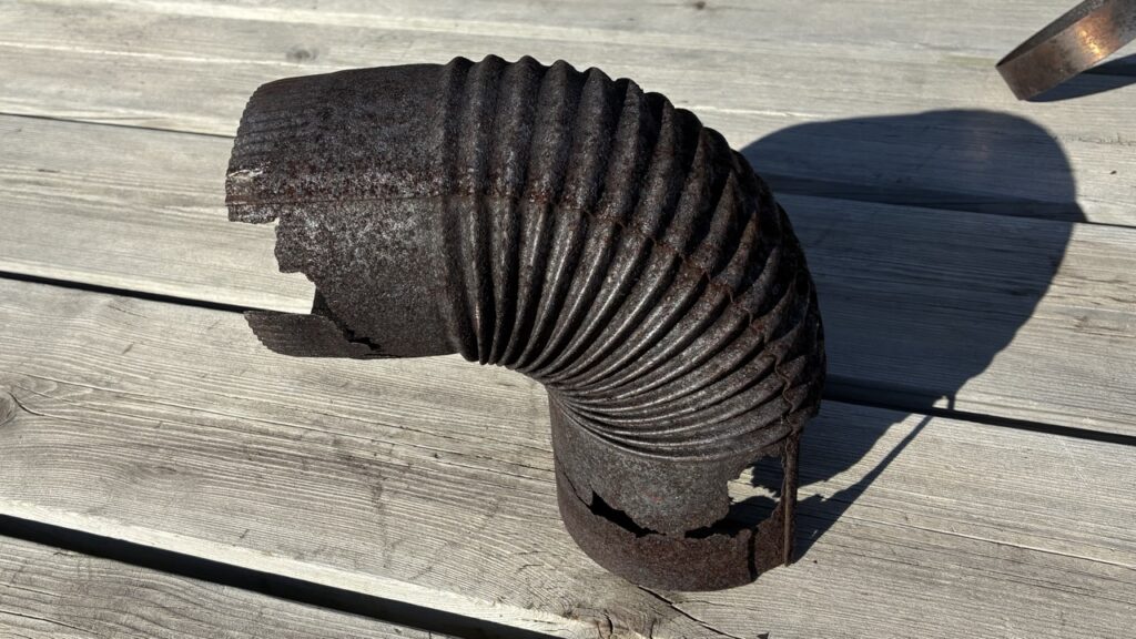 壊れた薪ストーブの煙突の根本部分