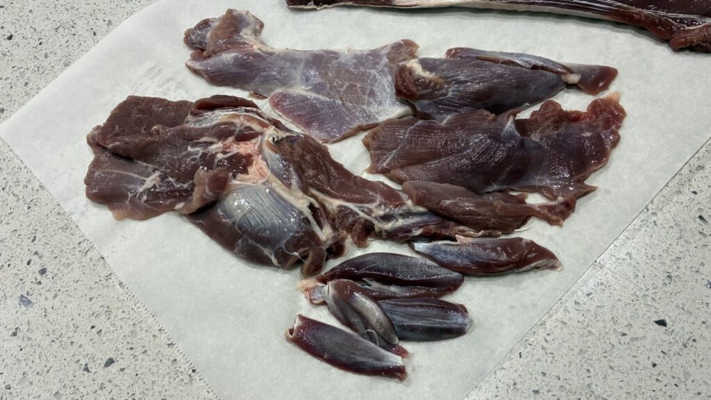 精肉したキョンの前足