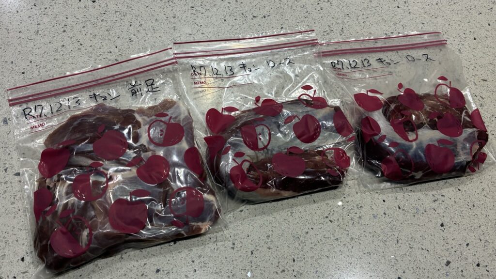 精肉したキョンの肉を冷凍します。