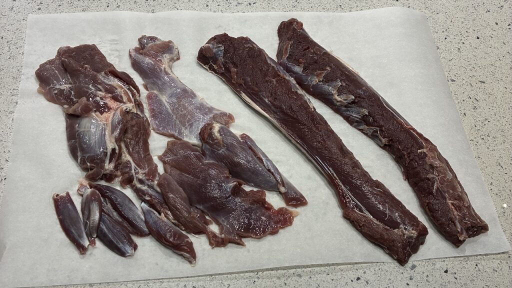 精肉したキョンの前足と背ロース