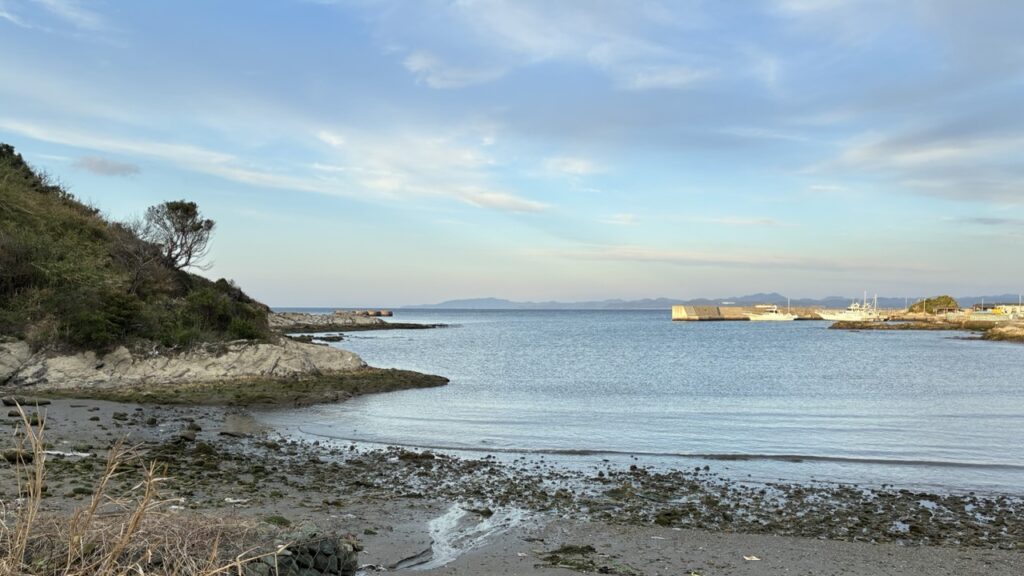 ホテル風の抄の下の砂浜