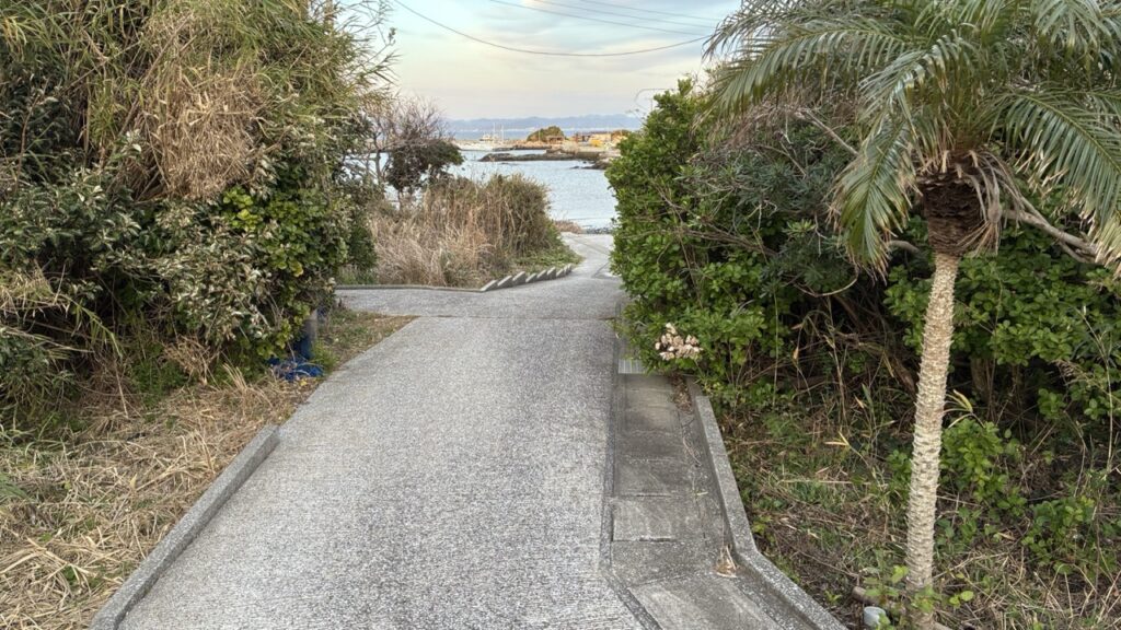 ホテル風の抄の下の砂浜へと続く道