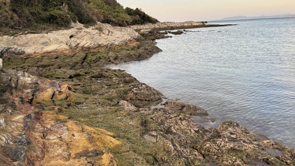 ホテル風の抄の下の砂浜