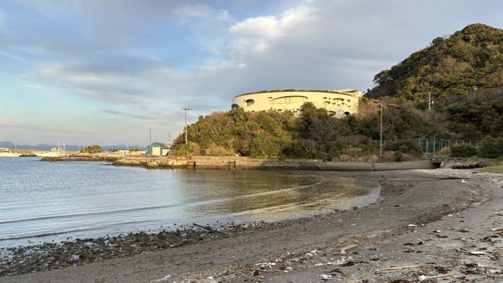 ホテル風の抄の下の砂浜