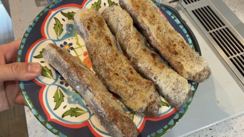 キョンのミンチ肉をライスペーパーで巻いて焼いたソーセージ