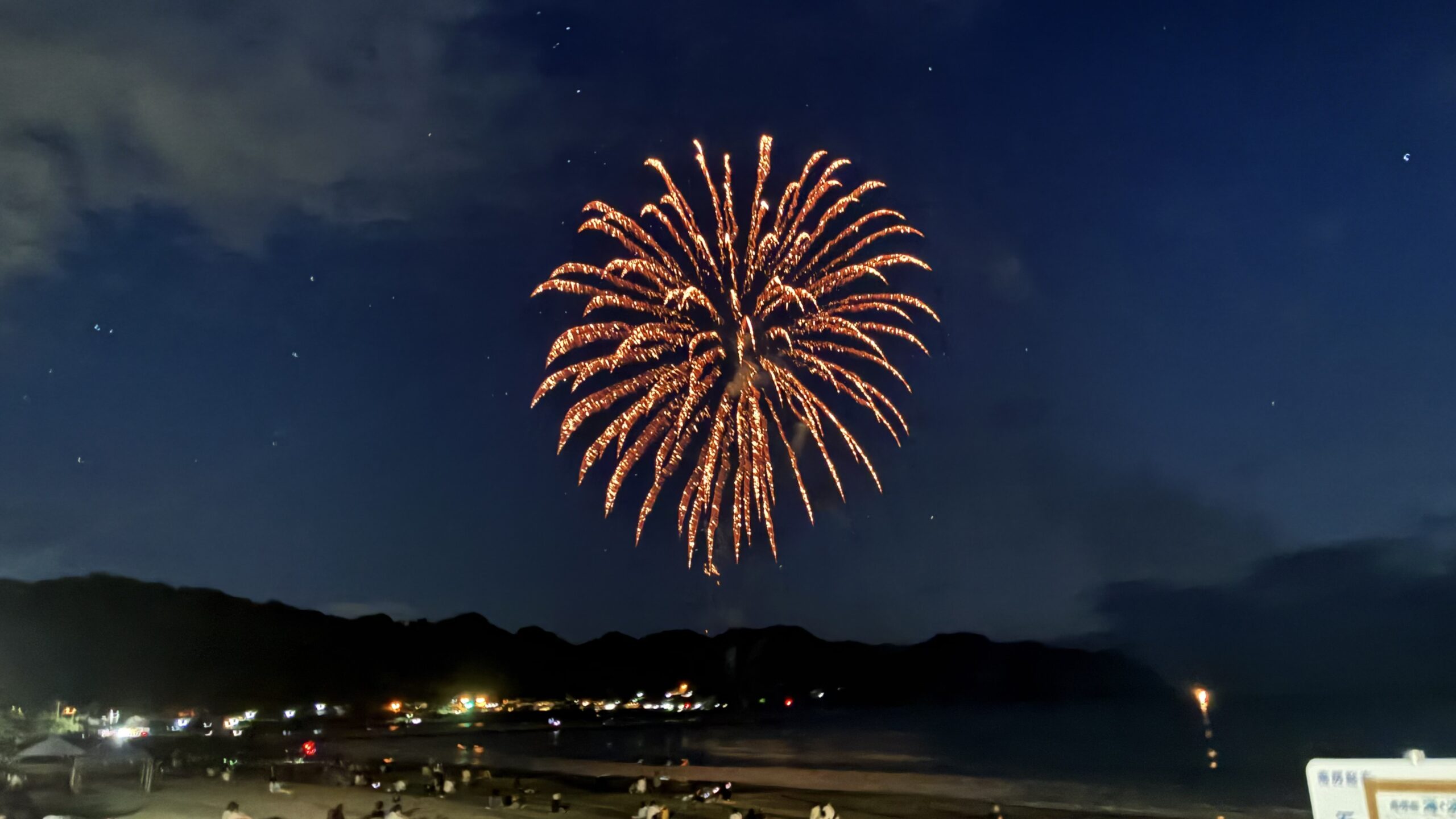 近所の海岸では毎年花火大会があります。
